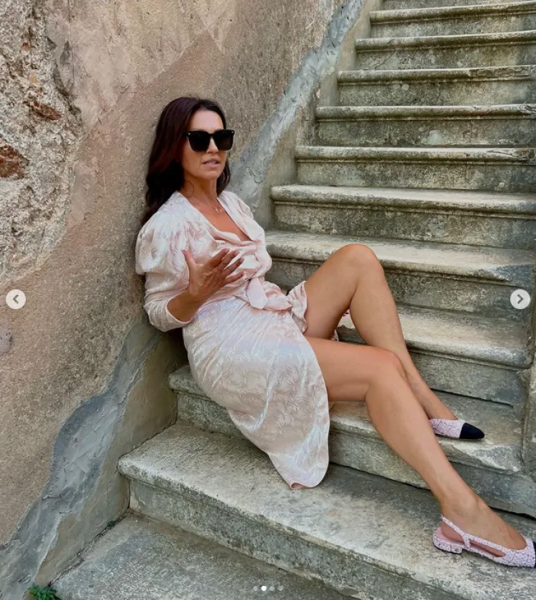 Nina Badrić sjela na stepenice i zagolicala ma&scaron;tu: Haljina joj se zadigla do opasne razine, a u prvom planu...