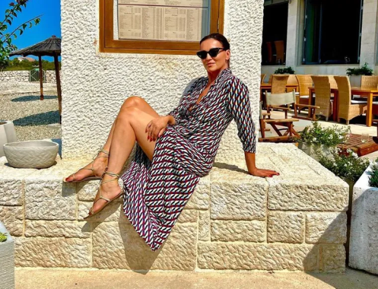 Nina Badrić sjela na stepenice i zagolicala ma&scaron;tu: Haljina joj se zadigla do opasne razine, a u prvom planu...