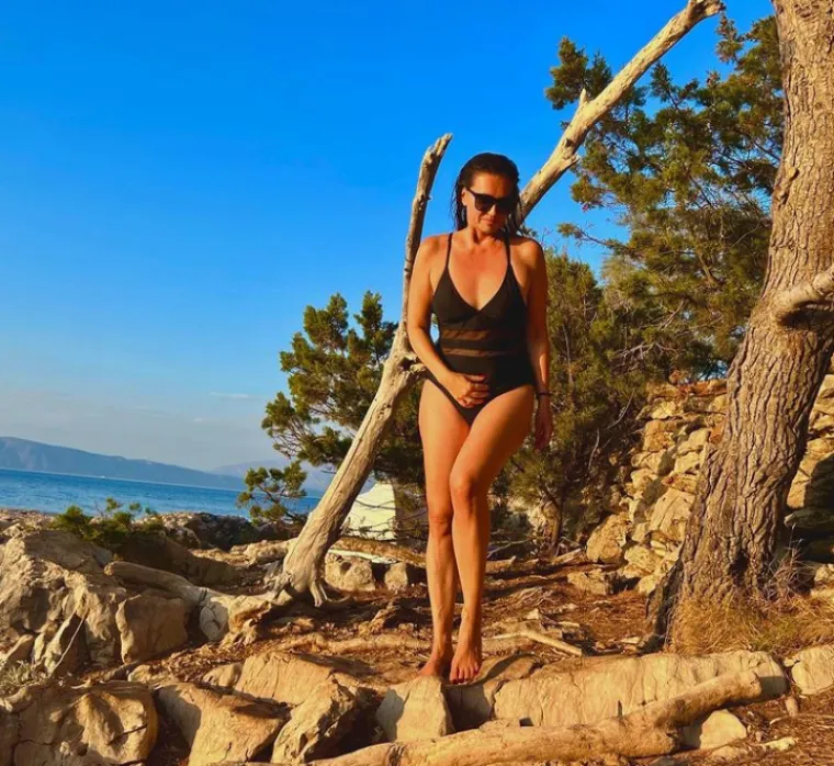 Nina Badrić sjela na stepenice i zagolicala ma&scaron;tu: Haljina joj se zadigla do opasne razine, a u prvom planu...