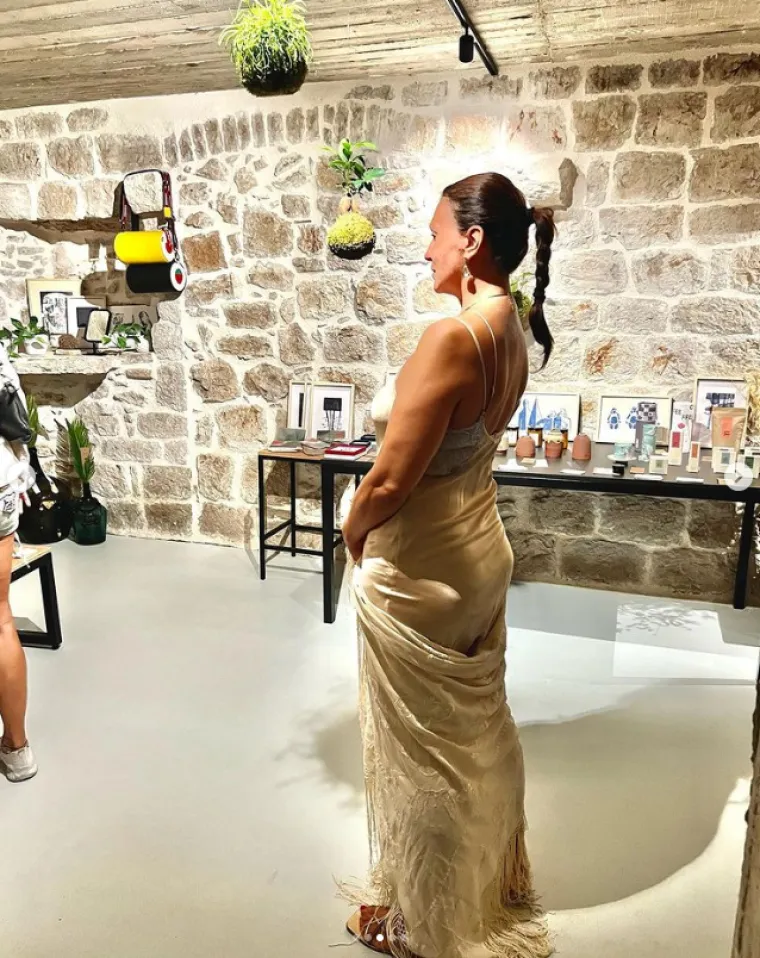 Nina Badrić sjela na stepenice i zagolicala ma&scaron;tu: Haljina joj se zadigla do opasne razine, a u prvom planu...