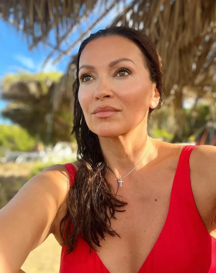 Nina Badrić sjela na stepenice i zagolicala ma&scaron;tu: Haljina joj se zadigla do opasne razine, a u prvom planu...