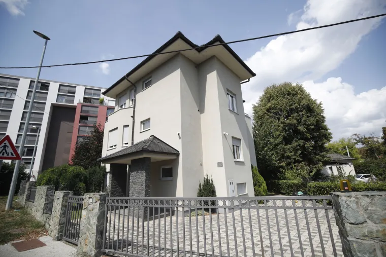 Pretres kuće Gorana Husića koji je uhićen u velikoj USKOK-ovoj akciji 