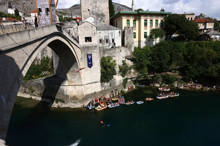 Spektakularni prizori iz Mostara: Pogledajte kako najbolji svjetski skakači 'lete' sa Starog mosta
