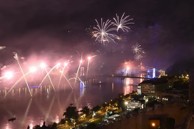 Evo ga. Ovo je taj spektakularan vatromet zbog kojeg su meteorolozi dobili otkaze