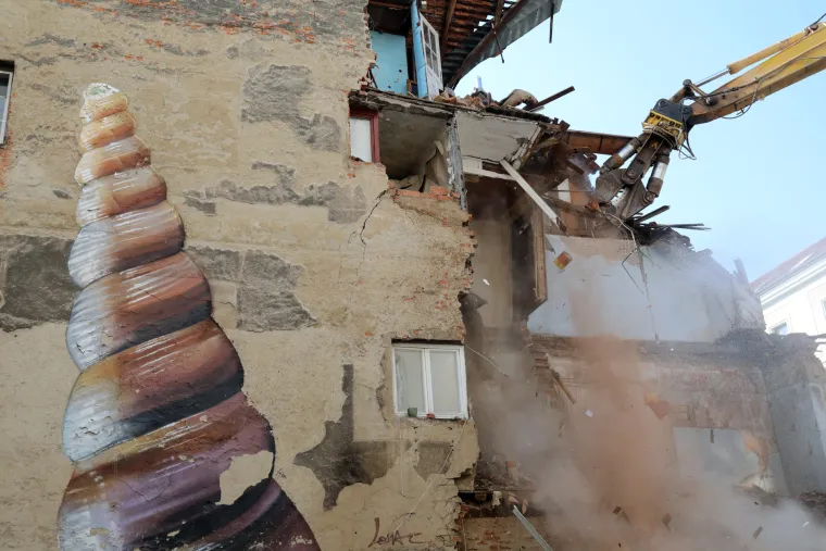 Anamarijina zgrada najvi&scaron;e je stradala... Postala je ruglo Zagreba, progla&scaron;ena je opasnom, a sad je zarasla