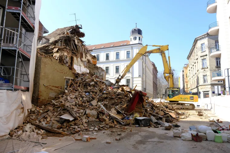Anamarijina zgrada najvi&scaron;e je stradala... Postala je ruglo Zagreba, progla&scaron;ena je opasnom, a sad je zarasla