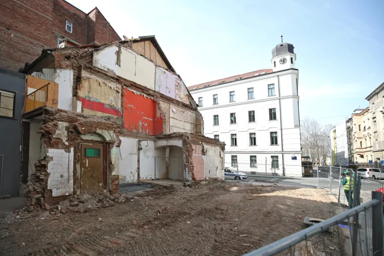 Anamarijina zgrada najvi&scaron;e je stradala... Postala je ruglo Zagreba, progla&scaron;ena je opasnom, a sad je zarasla