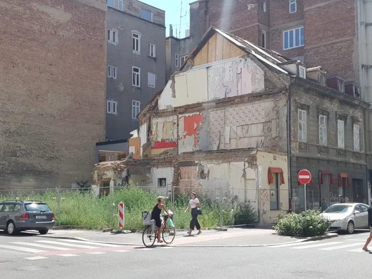 Anamarijina zgrada najvi&scaron;e je stradala... Postala je ruglo Zagreba, progla&scaron;ena je opasnom, a sad je zarasla