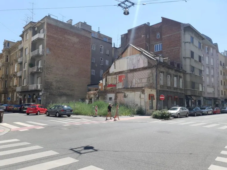 Anamarijina zgrada najvi&scaron;e je stradala... Postala je ruglo Zagreba, progla&scaron;ena je opasnom, a sad je zarasla