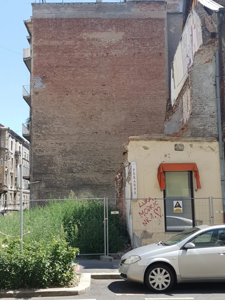 Anamarijina zgrada najvi&scaron;e je stradala... Postala je ruglo Zagreba, progla&scaron;ena je opasnom, a sad je zarasla