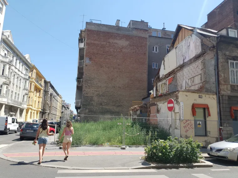 Anamarijina zgrada najvi&scaron;e je stradala... Postala je ruglo Zagreba, progla&scaron;ena je opasnom, a sad je zarasla