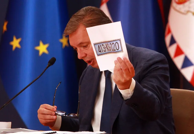 Na press konferenciji 21. kolovoza na kojoj je govorio o situaciji na Kosovu i Metohiji, predsjednik Vučić odučio je pokazati kako izgledaju tablice za automobile.