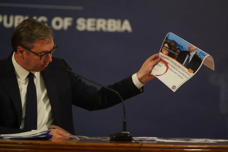 Svi se sjećate trenutka kada je Vučiću odbijen ulazak u Hrvatsku... O tome se pisalo na sve strane, a kako bi pokazao kako su njega hrvatski mediji razapeli pokazao je naslovnice portala.