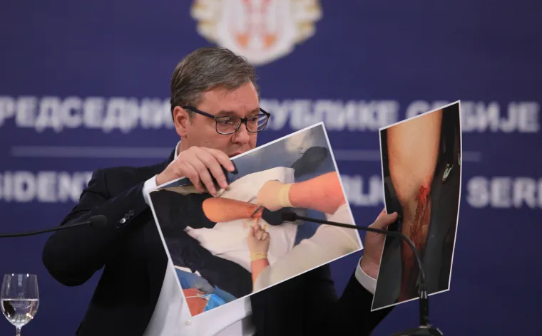 Jednom je prilikom Vučić, pri objašnjavanju nereda na ulicama Beograda, odlučio građanstvu pokazati kako izgledaju rezultati tih nereda.