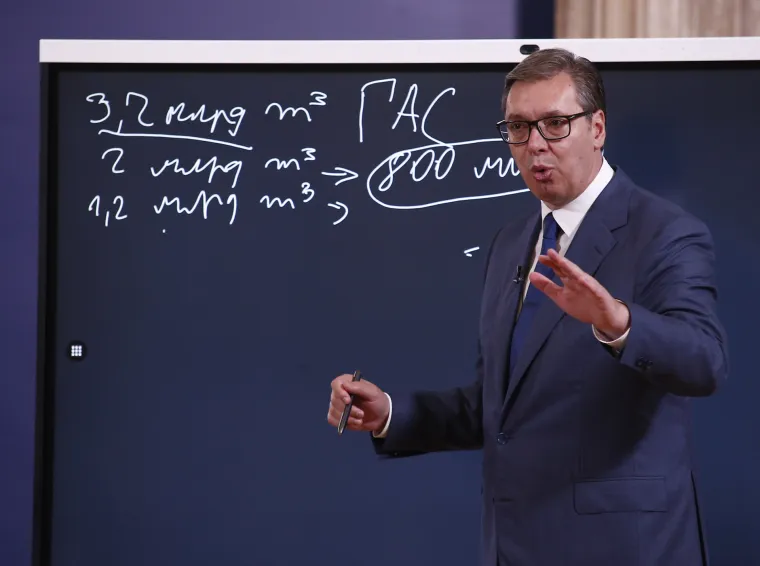 Vučić je na sjednici 27. kolovoza, na kojoj je, između ostalog, predložio Brnabić za mandatarku i ustvrdio kako je Hrvatska 200 godina ekonomski ispred Srbije, uveo jedan novitet! Od sada u razjašnjavanju stvari svojim građanima piše i po ploči...
