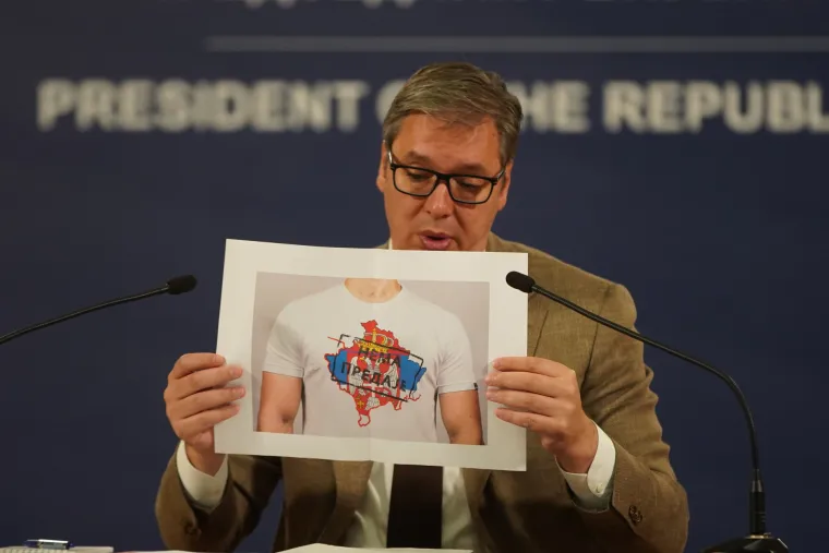 31. srpnja, press konferencija na kojoj je Aleksandar Vučić najavio što se očekuje na Kosovu. U toku obraćanja, predsjednik je podsjetio i na &quot;skandal u kojem su srpski momci pohapšeni samo zato što su nosili majicu na kojoj je pisalo Nema predaje.&quot; Da znate o čemu govori - pokazao je spornu majicu.