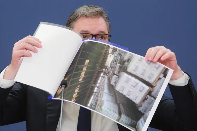Srpski predsjednik na press konferenciji 25. veljače poručio je kako &quot;nema govora o nestašici&quot;, te da su njihove robne zalihe pune. Kako bi dočarao stanje u skladištima, pokazao je ovu fotografiju...