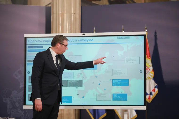 Srbija je zemlja s najvećom stopom rasta u cijeloj Europi posljednje dvije godine, rekao je na jednoj pressici Vučić. A kako bi prikazao što je gdje, koristio je kartu Europe.