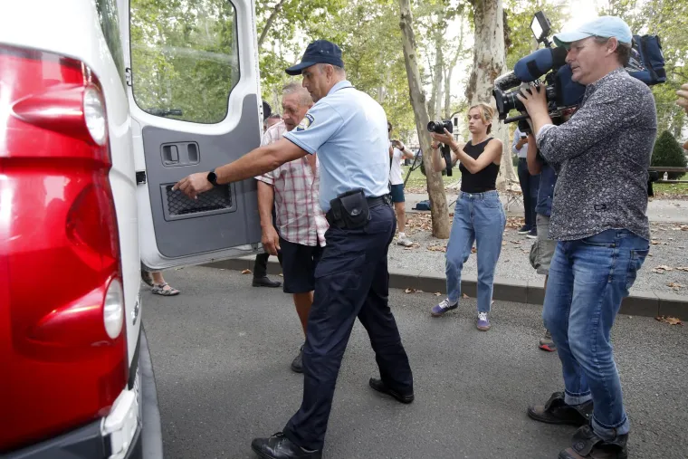 Svi uhićeni idu u istražni zatvor na mjesec dana! Kad su stigli pred sud djelovali su pomalo izgubljeno,  a jedan je dovikivao: 'Le&scaron;inari!'