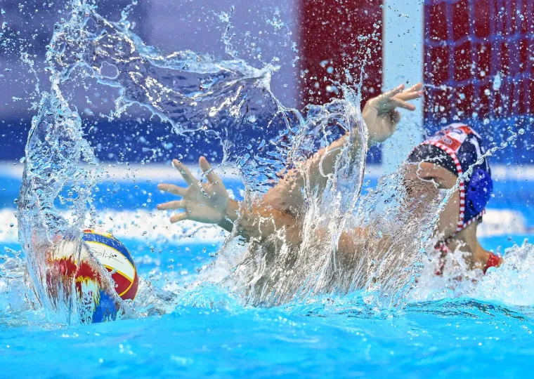 Hrvatska je odlično počela utakmicu i serijom od četiri pogotka kod rezultata 1-1 već nakon pet i pol minuta igre imala prednost od četiri razlike. Odličnom igrom u obrani hrvatske vaterpolistice su do kraja prvog poluvremena prednost povećale na šest pogodaka (9-3).

Napadačkoj igri ton su davale odlična Emmi Miljković i Matea Skelin, a svoj je veliki doprinos dala i Domina Butić. Ono što je propustila hrvatska obrana, vrlo često je zaustavljala vratarica Alexandra Ratković.