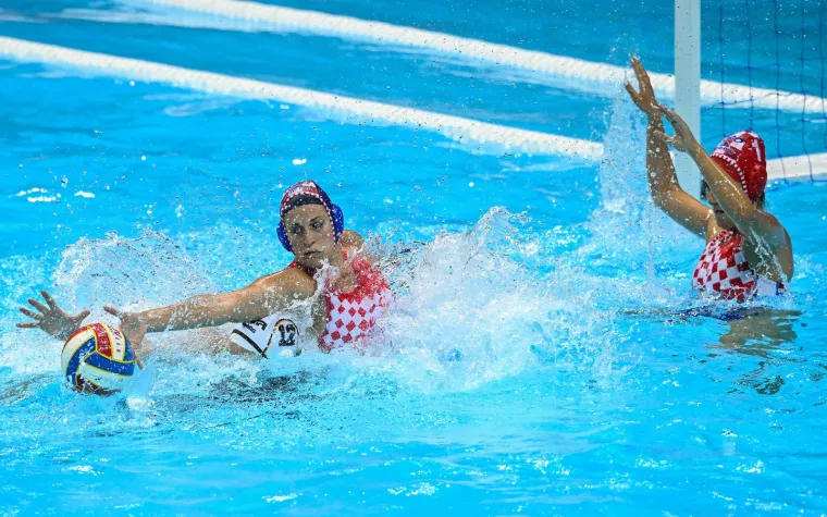 Njemice su u trećoj četvrtini uspjele malo smanjiti zaostatak, riskirajući slanjem svoje vratarice u napad došle su na -4 (12-8) u prvoj minuti zadnje četvrtine, ali s još tri pogotka u njemačku mrežu Hrvatice su na kraju došle do najvećih i konačnih sedam golova prednosti (15-8). 