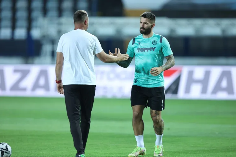 Livaja kao kapetan u Gradskom vrtu. Marko stigao u Osijek nakon smrti njegova oca