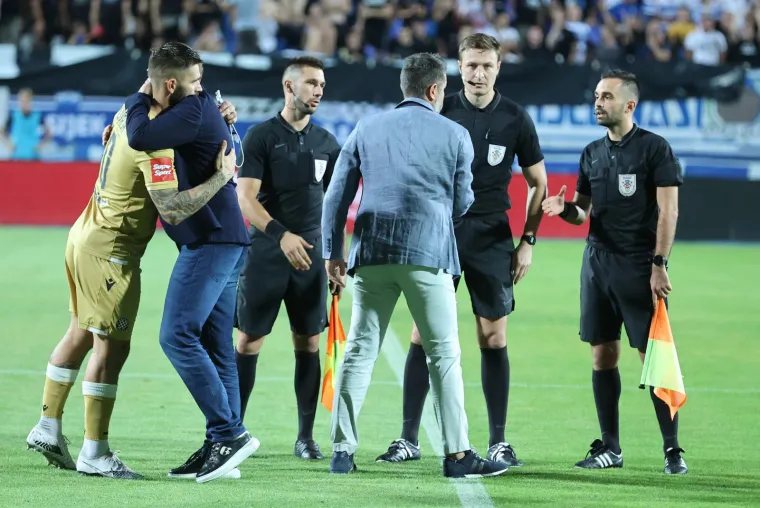 Livaja kao kapetan u Gradskom vrtu. Marko stigao u Osijek nakon smrti njegova oca