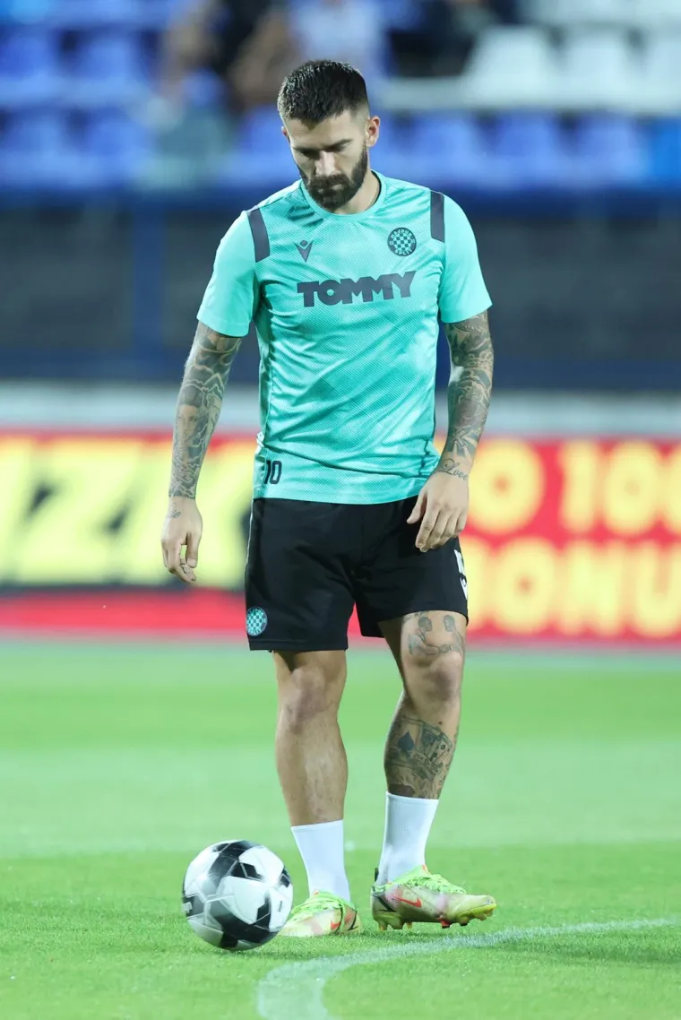 Livaja kao kapetan u Gradskom vrtu. Marko stigao u Osijek nakon smrti njegova oca