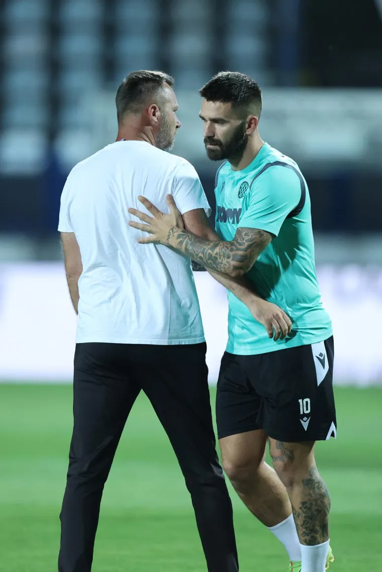 Livaja kao kapetan u Gradskom vrtu. Marko stigao u Osijek nakon smrti njegova oca