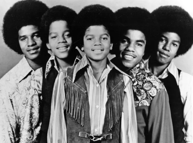 Joseph je vjerovao da njegovi sinovi imaju talenta te ih je ranih 1960-ih oblikovao u glazbenu grupu koja će kasnije postati poznata kao Jackson 5. U početku su izvođače Jackson Family činili Jacksonova starija braća Tito, Jermaine i Jackie. Jackson se pridružio svojoj braći i sestrama kada je imao pet godina i postao glavni vokal grupe. Jackson i njegova braća proveli su beskrajne sate uvježbavajući i usavršavajući svoju glazbenu točku. Impresioniran grupom, osnivač Motowna Berry Gordy ih je početkom 1969. potpisao za svoju diskografsku kuću. Jackson i njegova braća preselili su se u Los Angeles, gdje su živjeli s Gordyjem i Dianom Ross. Grupa je postala toliko popularna da su čak imali i vlastitu istoimenu emisiju crtanih filmova, koja se prikazivala od 1971. do 1972. U isto vrijeme, Jackson je započeo svoju solo karijeru. 