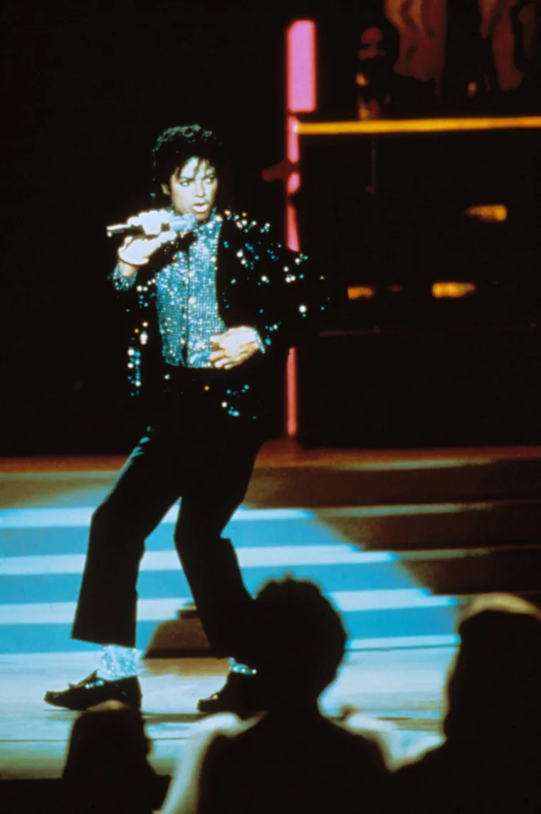 Godine 1979. izdao je album &quot;Off the Wall&quot; kojim je oduševio glazbeni svijet, a 1982. objavljen je Jacksonov šesti solo album &quot;Thriller&quot;, najprodavaniji album u povijesti. Taj album dobio je 12 nominacija za nagradu Grammy, a osvojio ih je osam. Paul McCartney također se udružio s Jacksonom za duet iz 1982., &quot;The Girl Is Mine&quot;, koji je skoro dosegao vrh pop ljestvice.