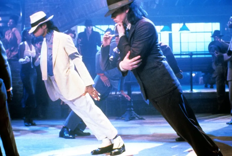 Kroz život su ga pratile razne bizarne priče i ružne optužbe. Jackson je bio teško ozlijeđen tijekom snimanja reklame za Pepsi 1984., zadobivši opekline na licu i tjemenu. Jackson je imao operaciju kako bi sanirao svoje ozljede i vjeruje se da je otprilike u to vrijeme počeo eksperimentirati s plastičnim operacijama. Njegovo lice, posebno nos, dramatično se promijenilo s godinama. U kasnim &apos;80-ima počele su kružiti glasine da Jackson posvjetljuje  boju svoje kože kako bi izgledao više bijel i spava u posebnoj komori kako bi produžio životni vijek. Godine 1993. Jackson je pristao na rijedak televizijski intervju s Oprah Winfrey kako bi ugušio glasine. Objasnio je da je promjena tona njegove kože posljedica stanja kože poznatog kao vitiligo, te je otvorio priču o zlostavljanju koje je trpio od svog oca.
