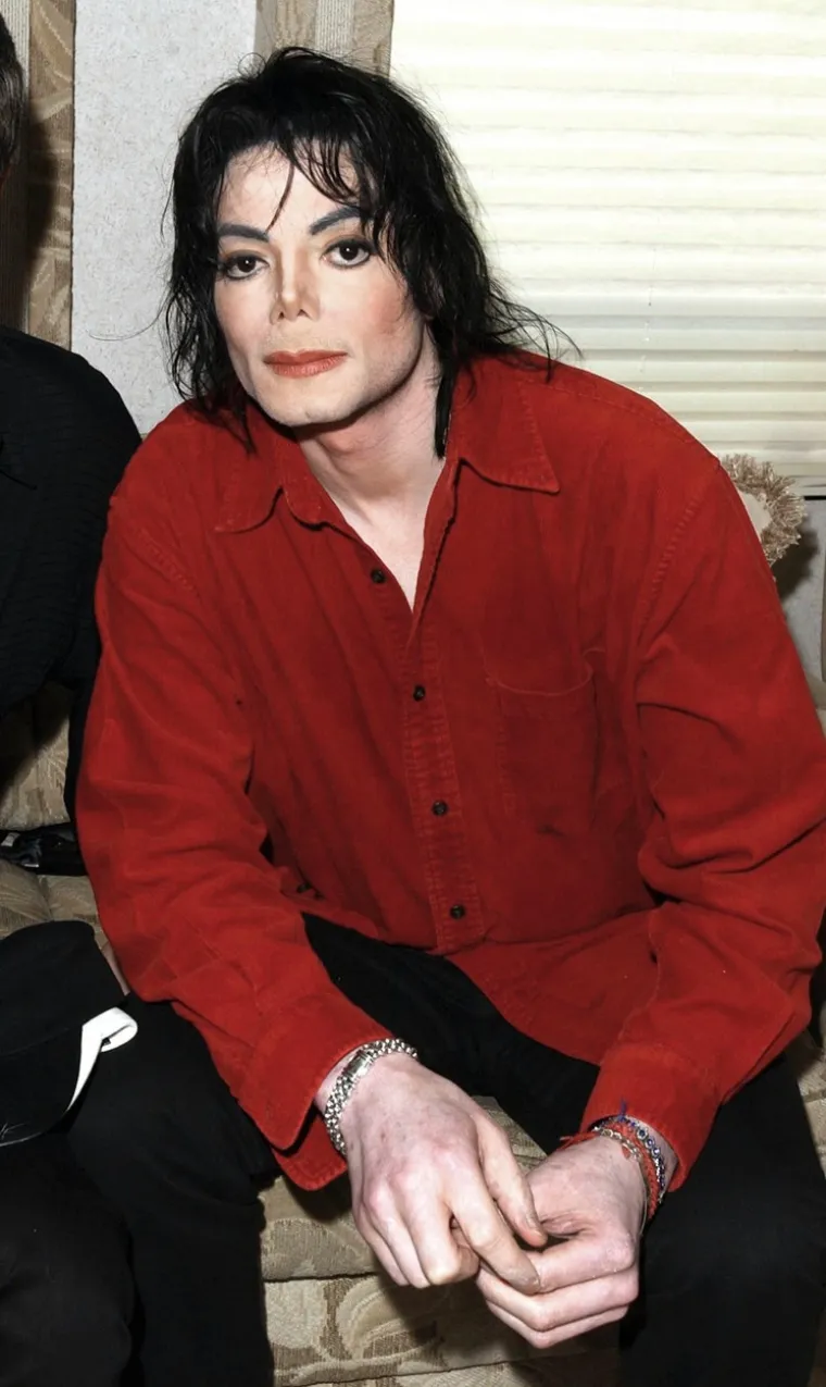 Optužbe za zlostavljanje djece prvi put su se pojavile 1993., kada je 13-godišnji dječak tvrdio da ga je glazbena zvijezda mazila. Jackson je bio poznat po tome što je spavao s dečkima na svom ranču Neverland, ali ovo je bila prva javna optužba za nedjelo. Policija je pretražila ranč, ali nisu pronašli dokaze koji bi poduprli tvrdnju. Sljedeće godine Jackson se izvansudski nagodio s dječakovom obitelji. Pojavile su se i druge optužbe, ali je Jackson tvrdio da je nevin. Nakon suđenja za zlostavljanje djece 2005. godine, Jacksonov ugled je bio uništen. Ubrzo je utočište pronašao u prijateljstvu s bahreinskim princem Salmanom Bin Hamadom Bin Isom Al-Khalifom, koji je pop zvijezdi pomogao platiti pravne račune te ga pozvao u svoju zemlju kao osobnog gosta. U Bahreinu se princ pobrinuo za troškove pjevača i izgradio mu studio za snimanje. Zauzvrat, Jackson je navodno obećao suradnju na novom albumu za Al-Khalifinu izdavačku kuću, pisanje autobiografije i stvaranje kazališne predstave. Međutim, dovršeni posao nikada se nije materijalizirao, a Jackson se uskoro suočio s tužbom od sedam milijuna dolara od svog prijatelja zbog ogrješenja od obećanja. Pred nastup u O2 Areni u Londonu početkom 8. srpnja 2009., Jackson je vidio kako su sve ulaznice za njegovu turneju &quot;This Is It&quot; rasprodane u samo četiri sata. Nažalost, Jackson nikada nije doživio očekivani uspjeh svoje povratničke turneje, jer je umro u lipnju iste godine.