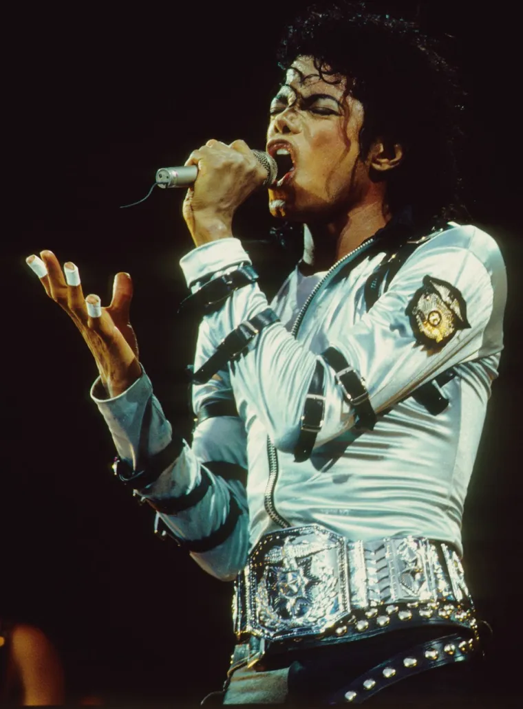 Spremačice, koje su anonimno dale intervju za The New York Post, ispričale su u kakvim je groznim uvjetima Jackson živio. &quot;Michael je nekad trčao po mjestu gdje su životinje, pa bi na cipelama raznosio izmet po cijeloj kući&quot;, ispričala je jedna od njih. &quot;Kada bismo mu nekad nešto rekle, prijetio je da će nas gađati izmetom&quot;. Njena kolegica svjedočila je još jednom suludom događaju. &quot;Pomokrio se po podu na ulazu, bilo je nadrealno. Samo je odjednom otkopčao hlače i pomokrio se po podu&quot;, ispričala je spremačica.  Jacksonov krevet, kao i sofa u dnevnom boravku, bio je pun buha. Pop zvijezda za to je, kažu spremačice, okrivio njih jer ne rade svoj posao kako treba. No, kad god bi se pokušale približiti njegovu krevetu, on bi ih potjerao.
&quot;Svi su bili zgroženi, njegova soba užasno je smrdjela. Puno puta smo se ušuljale u njegovu sobu da mu promijenimo posteljinu. Nisam mogla razumjeti kako može živjeti u takvoj prljavštini&quot;, rekla je jedna od njegovih bivših spremačica. Michael je, također, skupljao čudne stvari od kojih se nije htio oprostiti. Tako je i čuvao, kaže jedna od zaposlenica, iskorištenu dječju pelenu te Fruit of the Loom gaće koje je, očito, nosio neki tinejdžer.