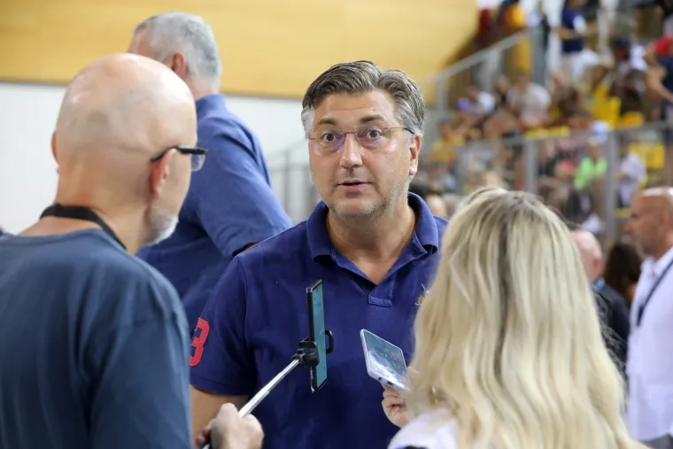 Premijer Plenković u društvu djece gledao posljednju utakmicu košarkaške reprezentacije pred odlazak na Euro