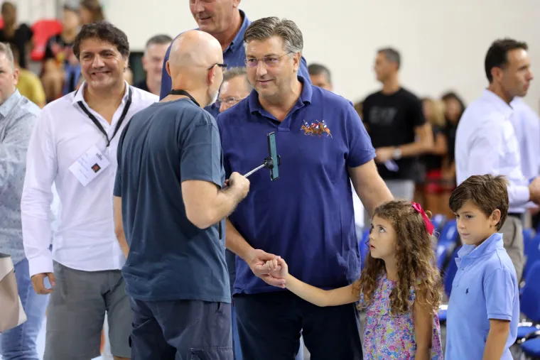 Andrej Plenković na utakmici Hrvatska - Švicarska