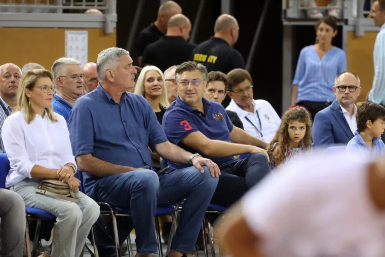 Andrej Plenković na utakmici Hrvatska - Švicarska