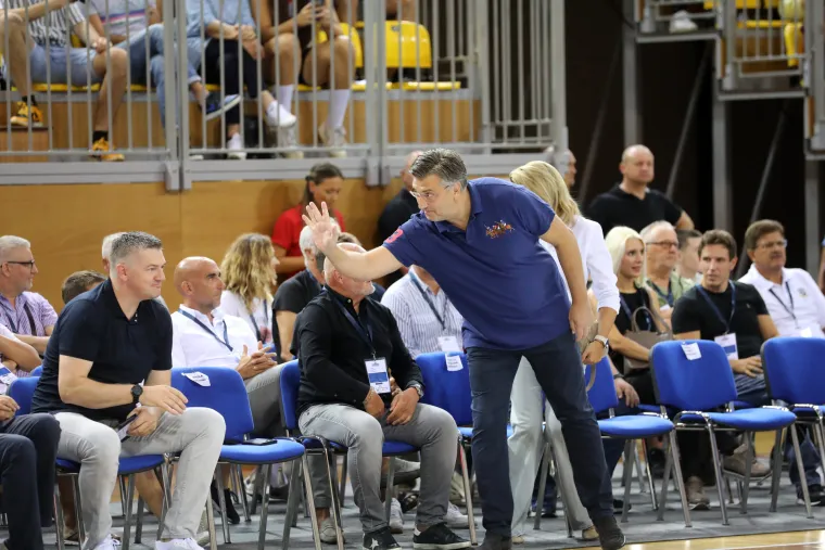 Andrej Plenković na utakmici Hrvatska - &Scaron;vicarska