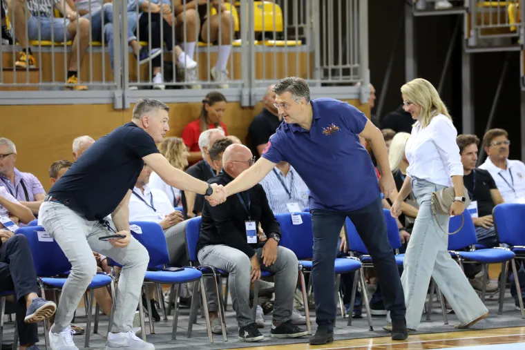 Andrej Plenković na utakmici Hrvatska - &Scaron;vicarska