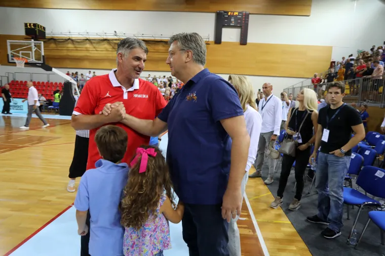 Andrej Plenković na utakmici Hrvatska - &Scaron;vicarska