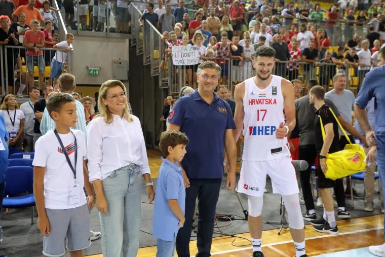 Andrej Plenković na utakmici Hrvatska - &Scaron;vicarska