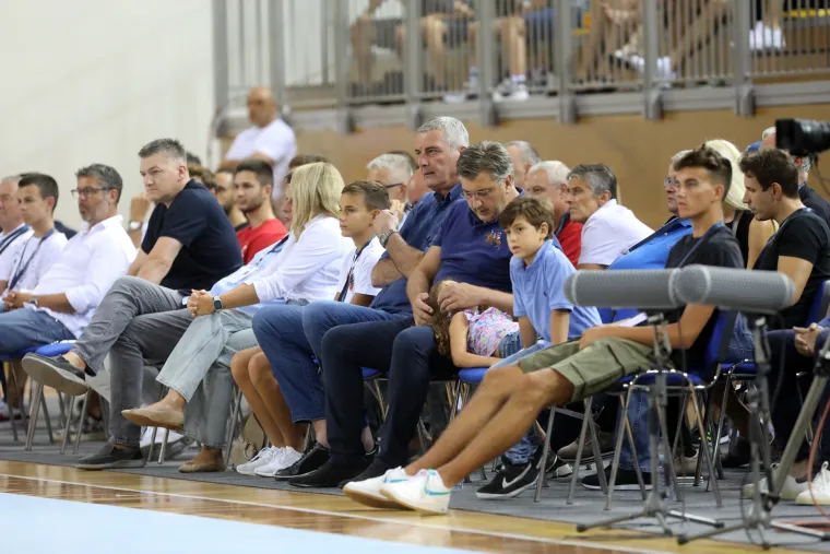 Premijer Plenković u dru&scaron;tvu djece gledao posljednju utakmicu ko&scaron;arka&scaron;ke reprezentacije pred odlazak na Euro
