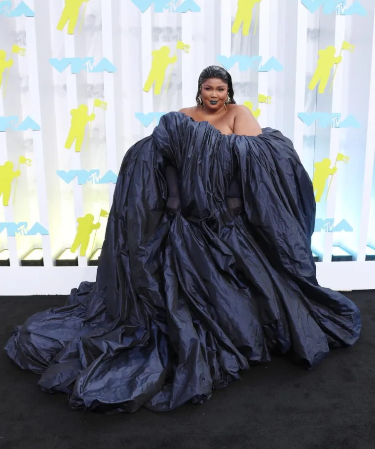 Najbolje i najgore na crvenom tepihu: Taylor Swift je savr&scaron;enstvo, Avril Lavigne je ostala u 2000-ima, a Lizzo obukla gigantsku vreću za smeće