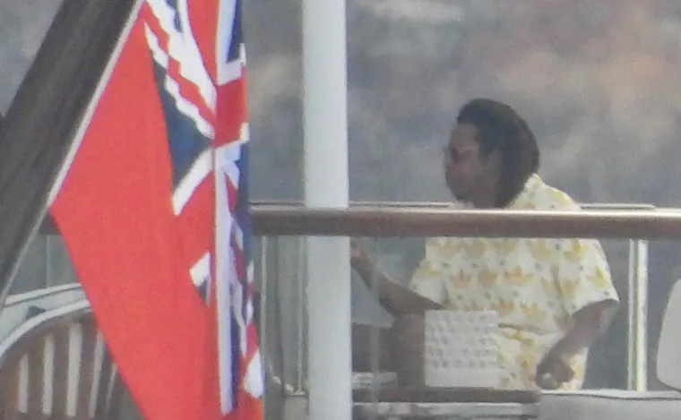 Beyonce i Jay Z ukrcali šampanjac na gliser pa otišli 'u život': Pjevačica pokazala ogroman dekolte