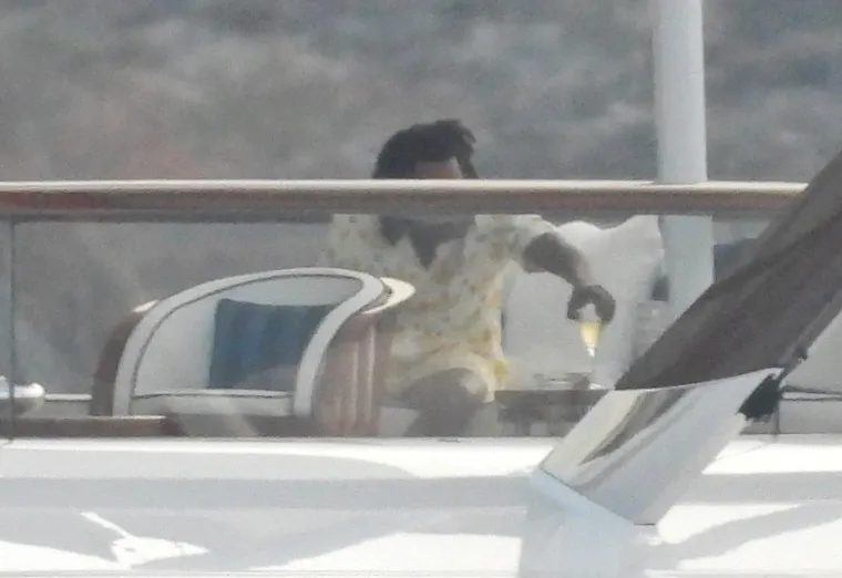 Beyonce i Jay Z ukrcali šampanjac na gliser pa otišli 'u život': Pjevačica pokazala ogroman dekolte