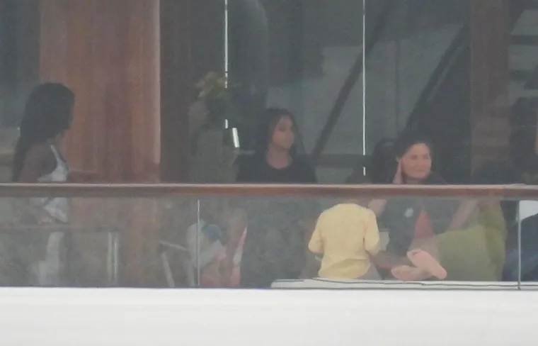 Beyonce i Jay Z ukrcali šampanjac na gliser pa otišli 'u život': Pjevačica pokazala ogroman dekolte