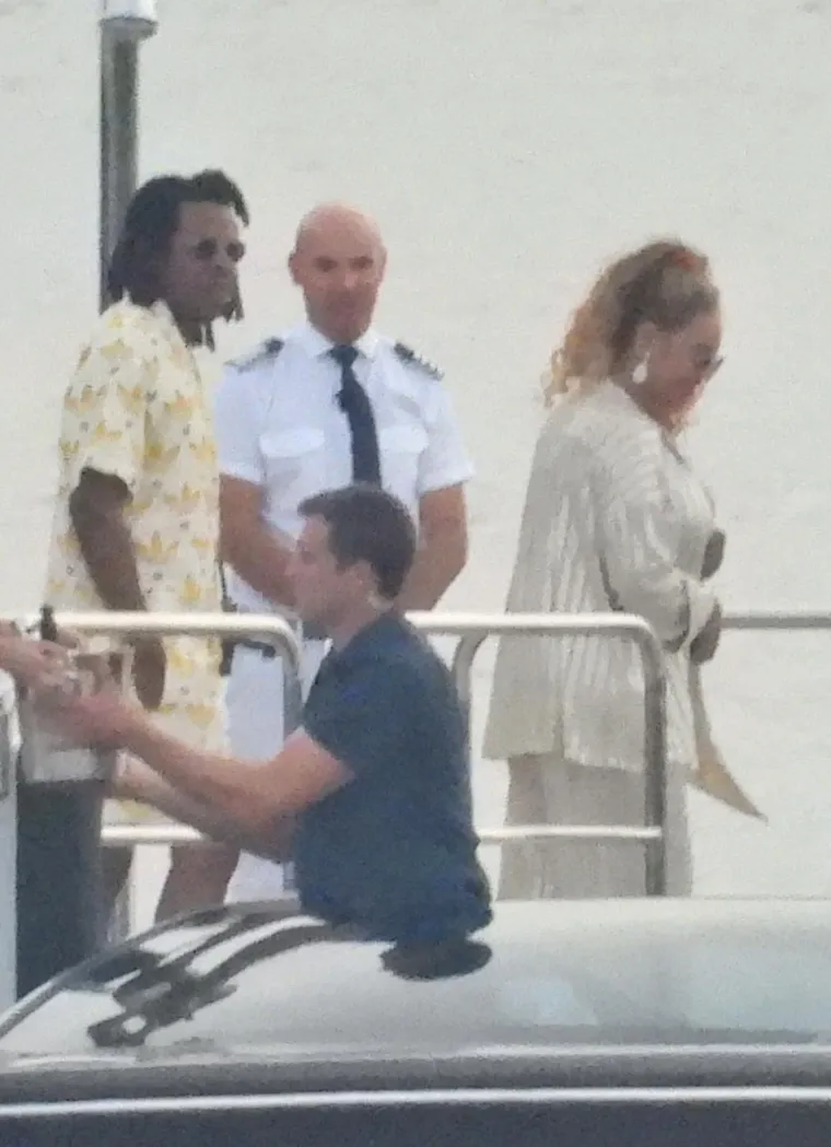 Beyonce i Jay Z ukrcali šampanjac na gliser pa otišli 'u život': Pjevačica pokazala ogroman dekolte