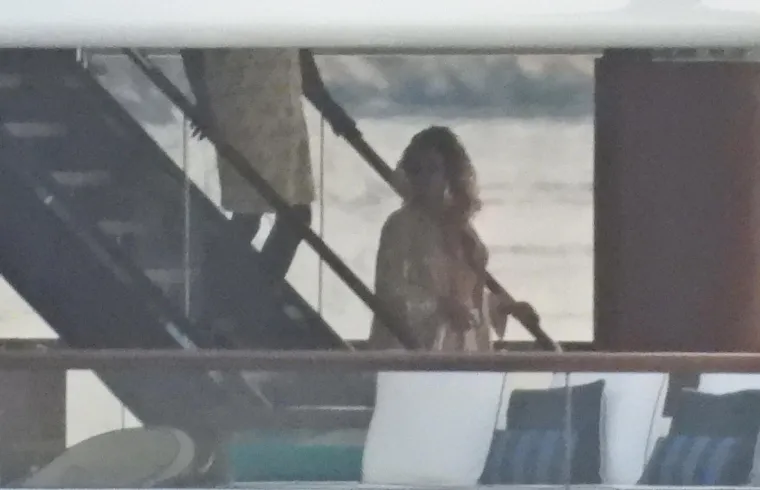 Beyonce i Jay Z ukrcali šampanjac na gliser pa otišli 'u život': Pjevačica pokazala ogroman dekolte