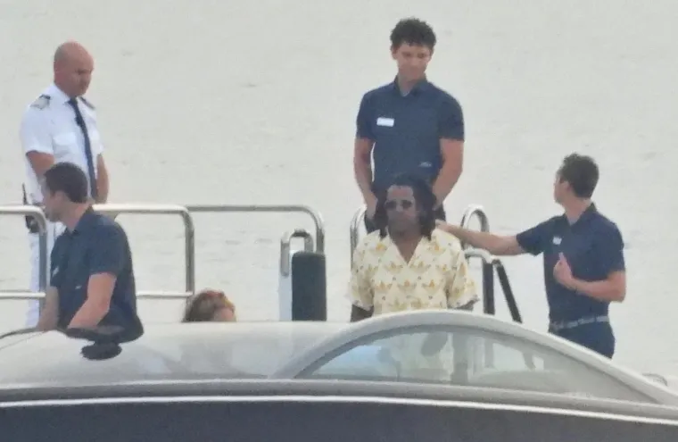 Beyonce i Jay Z ukrcali šampanjac na gliser pa otišli 'u život': Pjevačica pokazala ogroman dekolte