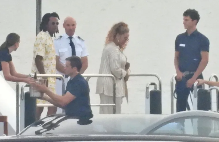 Beyonce i Jay Z ukrcali šampanjac na gliser pa otišli 'u život': Pjevačica pokazala ogroman dekolte